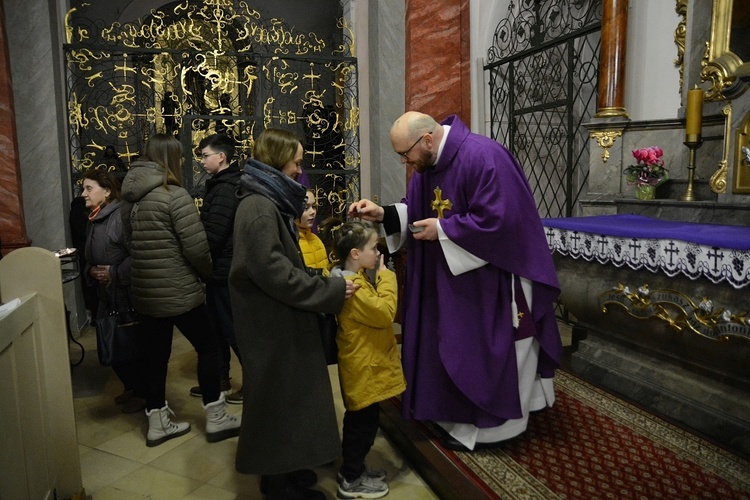 Liturgia stacyjna w Opolu. Msza św. z obrzędem posypania głów popiołem