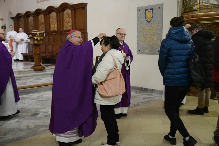Liturgia stacyjna w Opolu. Msza św. z obrzędem posypania głów popiołem