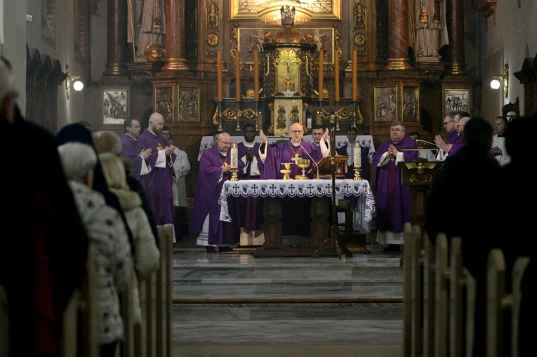 Liturgia stacyjna w Opolu. Msza św. z obrzędem posypania głów popiołem