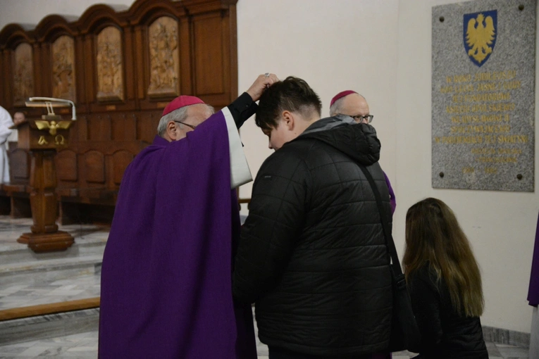 Liturgia stacyjna w Opolu. Msza św. z obrzędem posypania głów popiołem