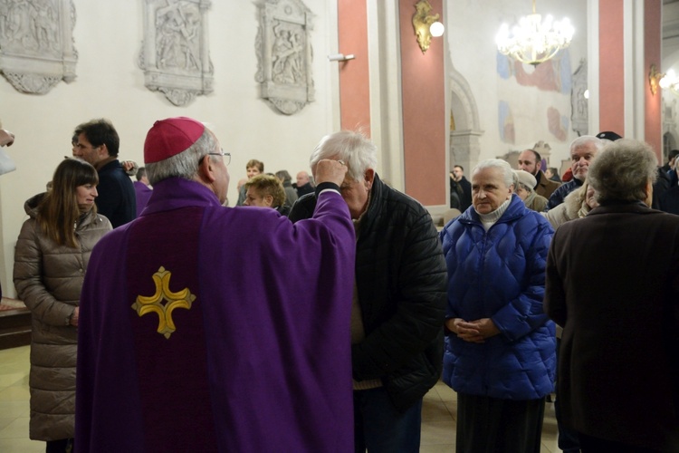 Liturgia stacyjna w Opolu. Msza św. z obrzędem posypania głów popiołem