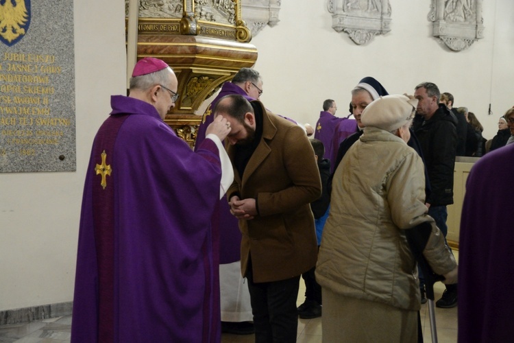 Liturgia stacyjna w Opolu. Msza św. z obrzędem posypania głów popiołem