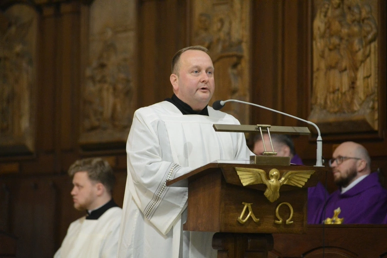 Liturgia stacyjna w Opolu. Msza św. z obrzędem posypania głów popiołem