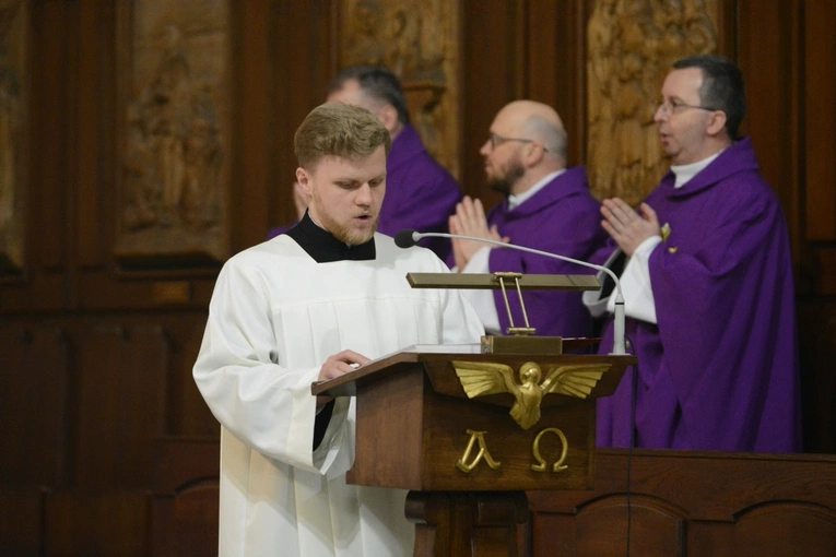 Liturgia stacyjna w Opolu. Msza św. z obrzędem posypania głów popiołem