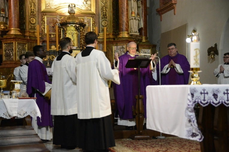 Liturgia stacyjna w Opolu. Msza św. z obrzędem posypania głów popiołem