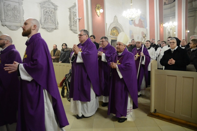 Liturgia stacyjna w Opolu. Msza św. z obrzędem posypania głów popiołem