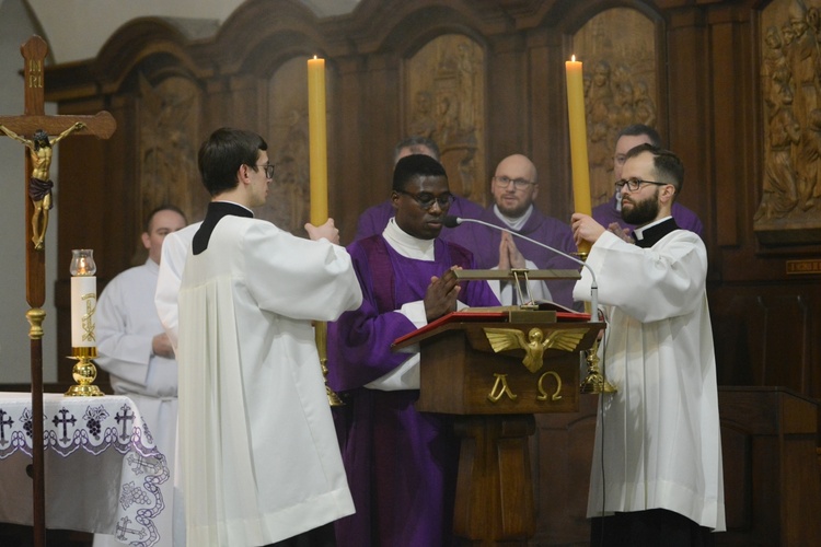 Liturgia stacyjna w Opolu. Msza św. z obrzędem posypania głów popiołem