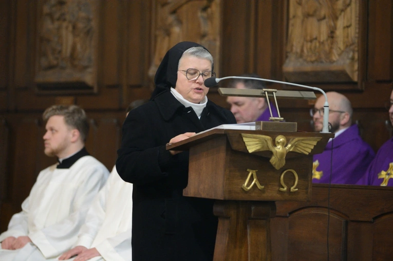 Liturgia stacyjna w Opolu. Msza św. z obrzędem posypania głów popiołem