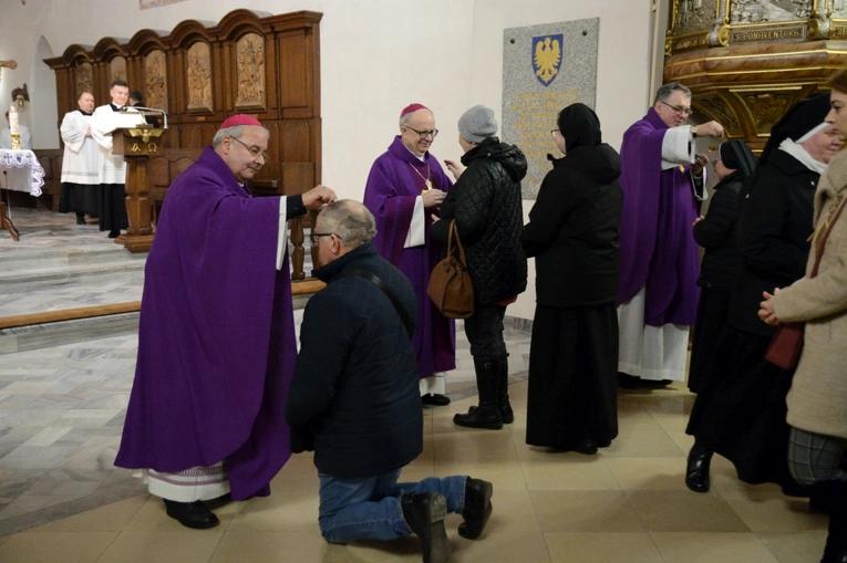 Liturgia stacyjna w Opolu. Msza św. z obrzędem posypania głów popiołem