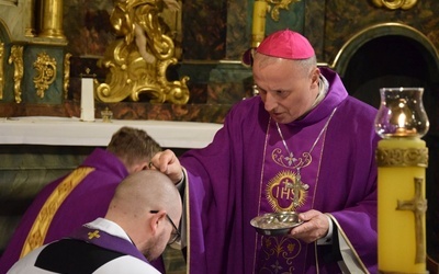 W czasie liturgii bp Marek Solarczyk posypywał głowy popiołem.