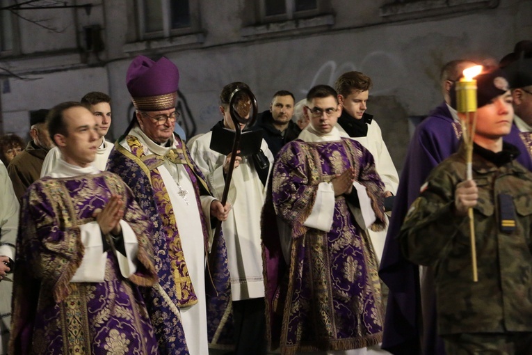 Procesji pokutnej do katedry przewodniczył biskup płocki.