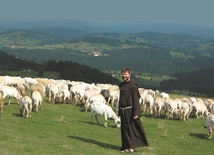 O. Syrach Janicki jest doktorem teologii duchowości, specjalizował się w teologii duchowości franciszkańskiej. Jest członkiem Prowincji Wniebowzięcia NMP Zakonu Braci Mniejszych w Katowicach, obecnie posługuje w Jabłonkowie na Zaolziu w Czechach. 