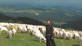 O. Syrach Janicki jest doktorem teologii duchowości, specjalizował się w teologii duchowości franciszkańskiej. Jest członkiem Prowincji Wniebowzięcia NMP Zakonu Braci Mniejszych w Katowicach, obecnie posługuje w Jabłonkowie na Zaolziu w Czechach. 