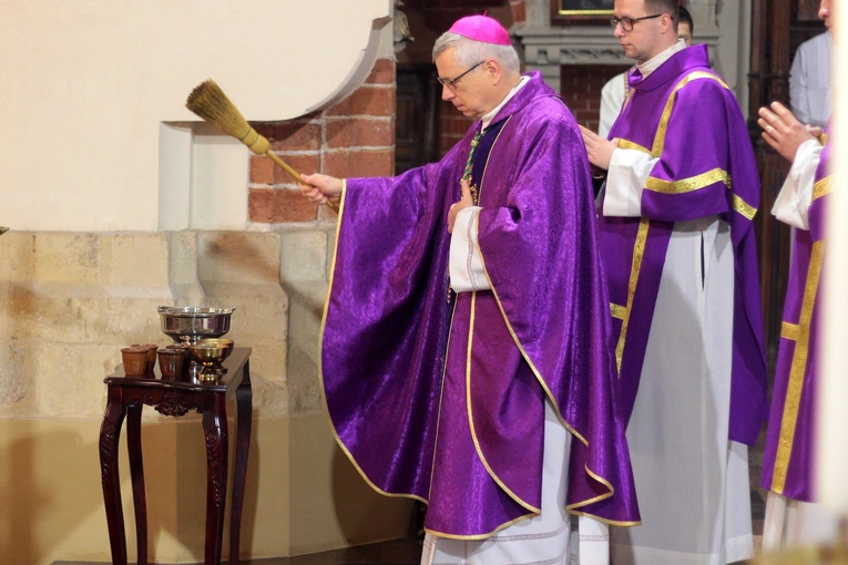 Posypmy głowy popiołem...