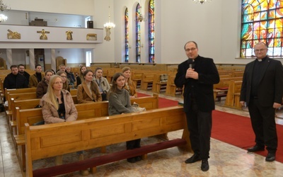 Spotkali się w seminaryjnej kaplicy.