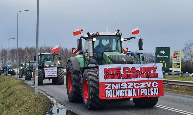 Gorzyczki. Rolnicy blokują wjazd i zjazd z autostrady A1 [ZDJĘCIA]