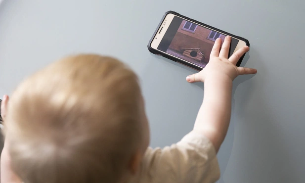 Blisko telefonu - daleko od dziecka. Kampania Fundacji Dajemy Dzieciom Siłę