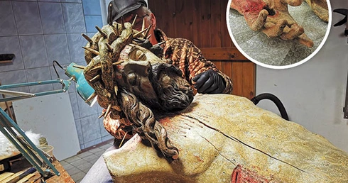 Figura Chrystusa z wieluńskiej kolegiaty została już odczyszczona do warstwy pierwotnej i odrobaczona. Teraz czas na uzupełnianie ubytków.