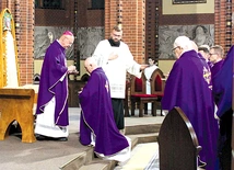 Znakiem pokuty i chęci przemiany jest obrzęd posypania głów popiołem.