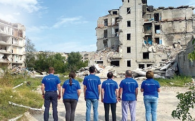 Pracownicy PMM i Frida Ukraine docierają także do takich miejsc, bo bywa, że w zniszczonych budynkach przebywają osoby potrzebujące pomocy.