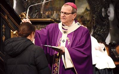 Liturgia zgromadziła parafian oraz wiernych z archidiecezji.