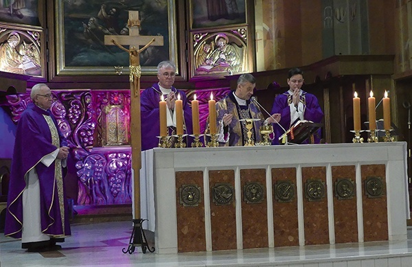 Droga Krzyżowa w katedrze św. Mikołaja.