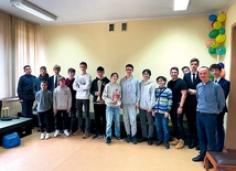 Uczestnicy turnieju, który wygrali przedstawiciele parafii Świętych Piotra i Pawła.