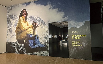 Wejście w przestrzeń wystawy to olbrzymia fotografia jej bohaterki.