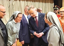 Siostra Monika (z lewej) podczas rozmowy  z Andrzejem Dudą.