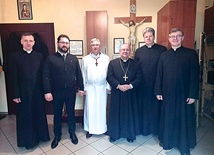 Zdjęcie kandydatów z biskupem i towarzyszącymi im księżmi.