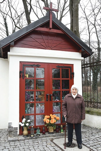 Obok jest mały ogródeczek, który rozkwita wiosną dzięki troskliwej opiekunce.