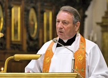 Kazania pasyjne głosi w tym roku ks. prof. Krzysztof Pawlina. Są do odsłuchania na stronie swkrzyz.pl.