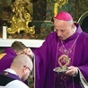 W czasie liturgii biskup radomski posypywał głowy popiołem.