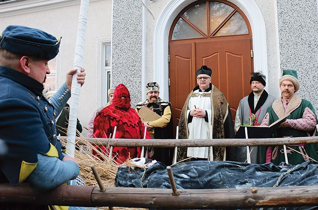 Po wykonaniu wyroku główna bohaterka zostaje zawieziona  na plebanię.