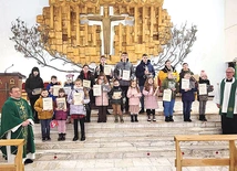 Laureaci z proboszczem ks. Sławomirem Rakiem (z prawej) i wikariuszem ks. Radosławem Wrońskim.