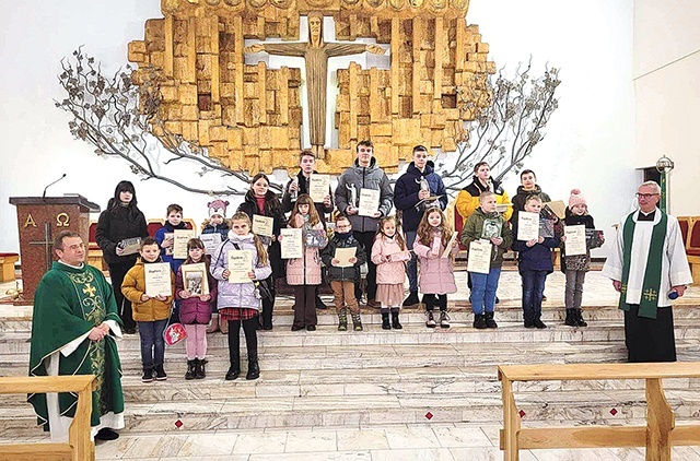 Laureaci z proboszczem ks. Sławomirem Rakiem (z prawej) i wikariuszem ks. Radosławem Wrońskim.