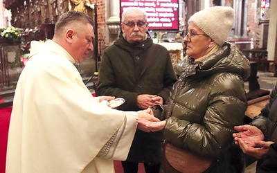 Podczas liturgii w katedrze kapłani udzielili wiernym sakramentu namaszczenia.