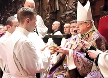 Biskup wręczył każdemu akolicie naczynie z chlebem  lub winem do konsekracji.