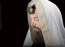 Rabin w czasie modlitwy; na jego czole umieszczone są filakterie z tekstami z Tory.