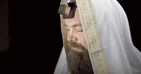 Rabin w czasie modlitwy; na jego czole umieszczone są filakterie z tekstami z Tory.