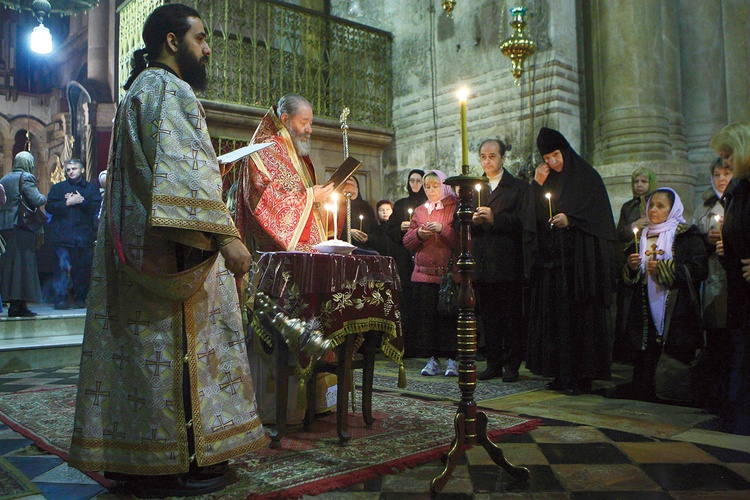 Nocna modlitwa wiernych Kościoła prawosławnego w bazylice Grobu Pańskiego w Jerozolimie.