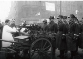Ksiądz kapelan Ludwik Bombas święci ciężki karabin maszynowy Browning wz. 30 na rynku katowickim. Broń dla 73 pułku piechoty ofiarowało koło katowickie Związku Oficerów Rezerwy RP. 