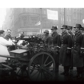 Ksiądz kapelan Ludwik Bombas święci ciężki karabin maszynowy Browning wz. 30 na rynku katowickim. Broń dla 73 pułku piechoty ofiarowało koło katowickie Związku Oficerów Rezerwy RP. 