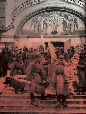 Sowieccy żołnierze w 1925 r. wynoszą wyposażenie Monasteru Simonowskiego w Moskwie – prawosławnego klasztoru założonego w XIV wieku.