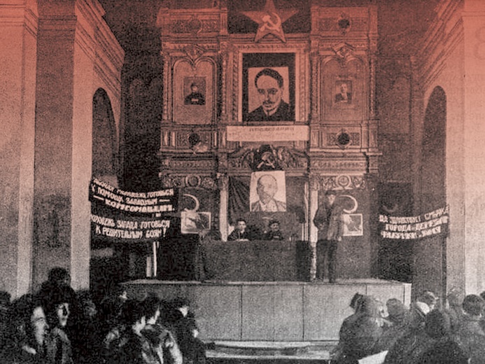 Symbole rewolucji – sierp i młot, czerwona gwiazda – oraz zdjęcia bolszewickich przywódców, w tym Lenina – w świątyni, w miejscu usuniętych wizerunków Jezusa i świętych.