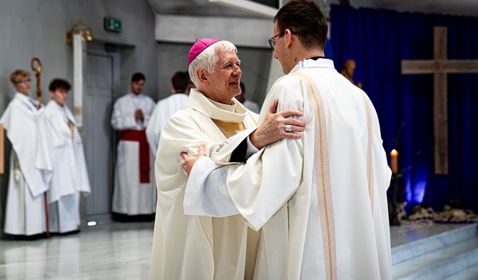 Po modlitwie konsekracyjnej i nałożeniu szat biskup przekazuje nowo wyświęconemu diakonowi znak pokoju.