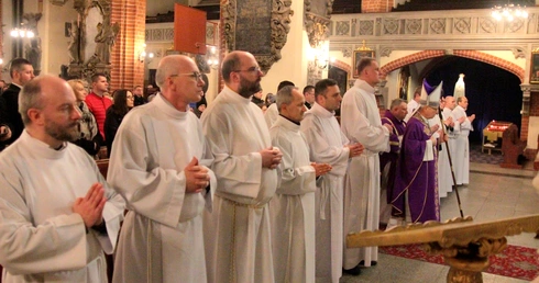 12 kandydatów do diakonatu stałego