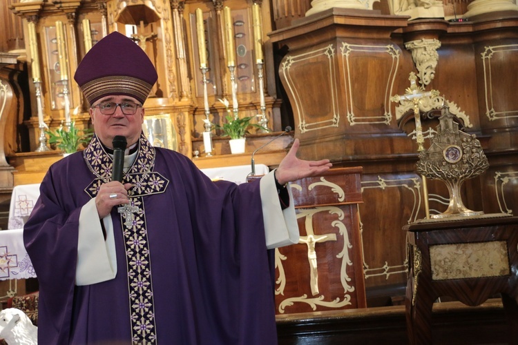 - Niech spojrzenie na relikwiarz bł. Ulmów wzbudzi w nas pragnienie posiadania duchowych korzeni, abyśmy przynosili piękne owoce miłości - mówił biskup Szymon w Żurominie.