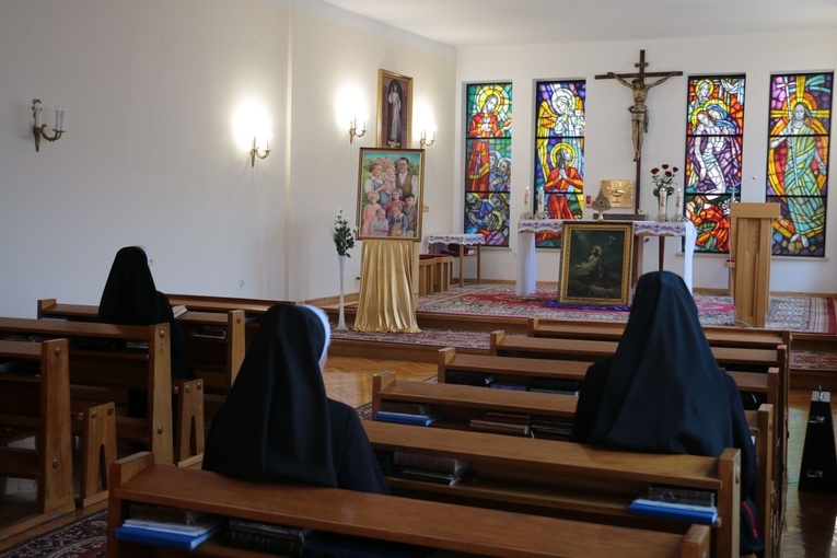 Nawiedzenie relikwii w kaplicy domu macierzystego sióstr pasjonistek w Płocku.