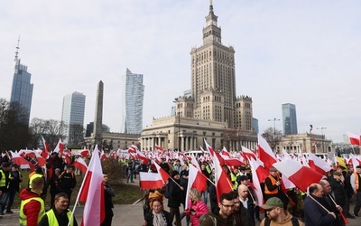 Tysiące rolników protestują w Warszawie